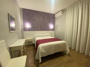 Postel nebo postele na pokoji v ubytování Hostal Sonia Granada