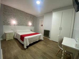 Postel nebo postele na pokoji v ubytování Hostal Sonia Granada