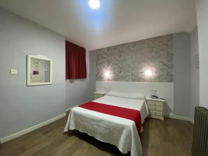Postel nebo postele na pokoji v ubytování Hostal Sonia Granada