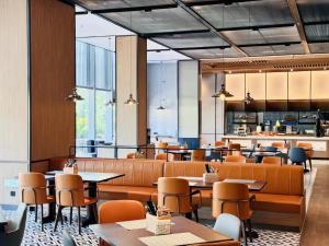 烟台烟台福朋喜来登酒店的有桌椅的餐厅和自助餐厅