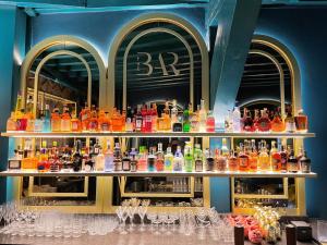 a bar filled with lots of bottles and glasses at Grand Hotel en Résidence De Draak in Bergen op Zoom