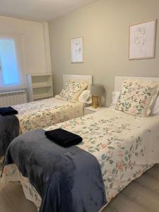 a bedroom with two beds and a window at Acogedor apartamento con piscina compartida y opción a parking in Jaca +26 photos