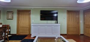 TV a/nebo společenská místnost v ubytování El Capricho de Cangas 2H - WiFi - Garaje - Hidromasaje - VUT-3001-AS