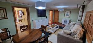 TV a/nebo společenská místnost v ubytování El Capricho de Cangas 2H - WiFi - Garaje - Hidromasaje - VUT-3001-AS