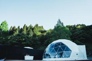 Vrt ispred objekta LUONTE 霧の高原 Glamping