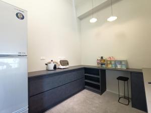 Majoituspaikan tinytiny house keittiö tai keittotila