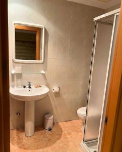 La salle de bains est pourvue d'un lavabo et de toilettes. dans l'établissement hotel el secreto, à Teruel