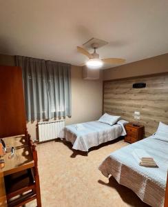 - une chambre avec 2 lits et un ventilateur de plafond dans l'établissement hotel el secreto, à Teruel