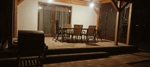 a dining room with chairs and a table in a room at Domki u Eweli CAŁOROCZNE ogrzewane kominkiem in Stegna