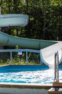 eine Wasserrutsche in einem Wasserpark mit einem Boot in der Unterkunft Stockholm Ängby Camping in Stockholm