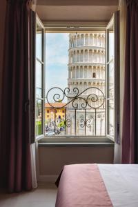 una finestra con vista sulla torre pendente. di Prato dei Miracoli Residenza d'Epoca a Pisa