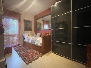 ein Wohnzimmer mit einem Bett und einem Spiegel in der Unterkunft Charmante maison pour vos vacances in La Rochelle