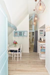uma cozinha e sala de jantar com mesa e cadeiras em Gîte de charme, grand confort em Marolles-sous-Lignières