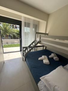 ニキティにあるNikiti Homes 100m from beachのベッドルーム1室(二段ベッド1組、枕2つ付)