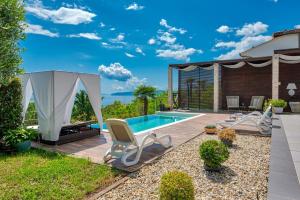 Swimmingpoolen hos eller tæt på Sea view Villa Lina - with private pool, table tennis and pikado