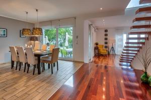 Et opholdsområde på Sea view Villa Lina - with private pool, table tennis and pikado