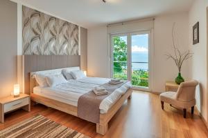 En eller flere senge i et værelse på Sea view Villa Lina - with private pool, table tennis and pikado + 55 billeder