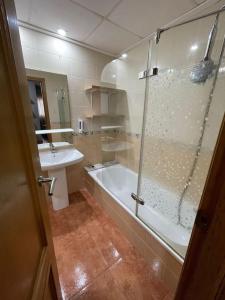 ガンディアにあるApartamento En Puerto De Gandiaのバスルーム(シャワー、バスタブ、シンク付)