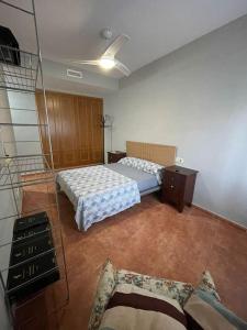 ガンディアにあるApartamento En Puerto De Gandiaのベッドルーム1室(ベッド2台付)