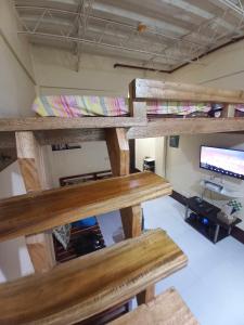 Zimmer mit 2 Etagenbetten und einem TV in der Unterkunft Condo for Rent - Cagayan de Oro in Cagayan de Oro