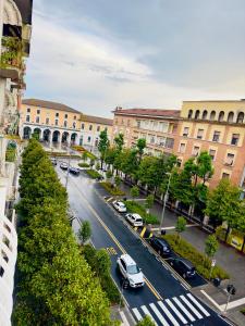 una calle de la ciudad con coches estacionados frente a los edificios en Pearl Pisa guest house, en Pisa