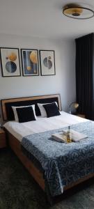 sypialnia z łóżkiem z tacą w obiekcie Apartamenty KOŁODZIEJÓWKA w mieście Sandomierz