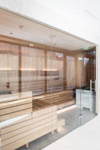 een grote glazen wand met een sauna in een gebouw bij Ferienwelt Kesselgrub Hotel in Altenmarkt-Zauchensee in Altenmarkt im Pongau