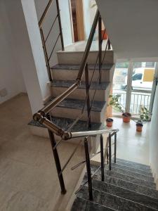 einem Metallstuhl auf einer Treppe in der Unterkunft Topchievi Isles in Sozopol