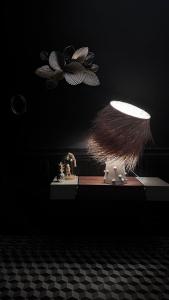 una lámpara en una mesa en una habitación en Maison d'Hôtes " L'INSTANT D'AILLEURS", en Albi