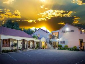 hotel z zachodem słońca w tle w obiekcie Kuiersaam Gastehuis / Guesthouse w mieście Secunda