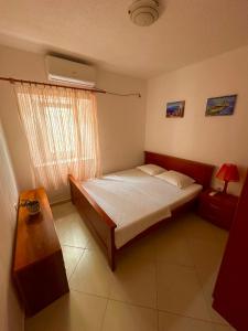 Un dormitorio con una cama grande y una ventana en Holiday Home Nautica, en Kotor