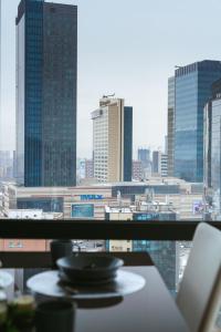 ウランバートルにあるAmbassador Residenceの市街のスカイラインを望むテーブル +2枚の写真