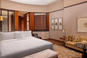 Habitación de hotel con cama y sofá en ITC Ratnadipa, a Luxury Collection Hotel, Colombo en Colombo