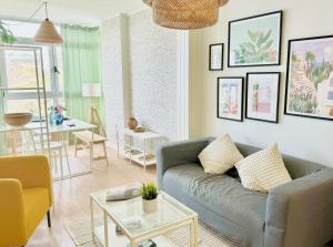 un soggiorno con divano e tavolo di El Apartamento de Margot a Las Toscas