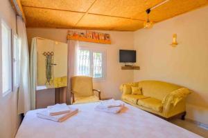 Ένα ή περισσότερα κρεβάτια σε δωμάτιο στο Villa Valley Deniz, Dağ Manzaralı Müstakil Villa