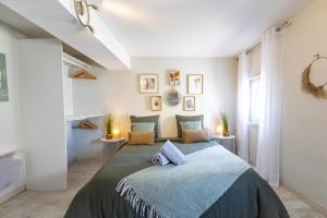 une chambre avec un grand lit dans une pièce dans l'établissement Le Canopé - Duplex Confort, Hypercentre, 2 Salles d'eau, à Castres