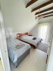 1 dormitorio con 2 camas y ventana en Seaside home Pape en Pape