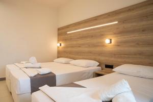 Postel nebo postele na pokoji v ubytování Dafni Plus Hotel