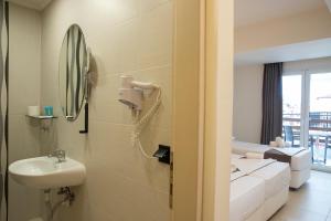 Koupelna v ubytování Dafni Plus Hotel
