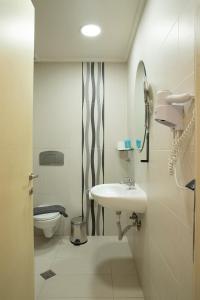 Koupelna v ubytování Dafni Plus Hotel