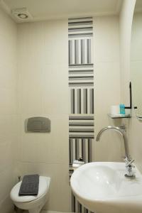 Koupelna v ubytování Dafni Plus Hotel