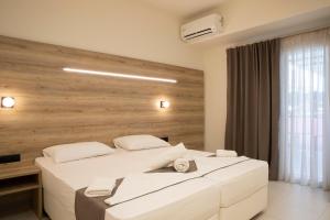 Postel nebo postele na pokoji v ubytování Dafni Plus Hotel