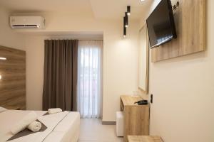 TV a/nebo společenská místnost v ubytování Dafni Plus Hotel