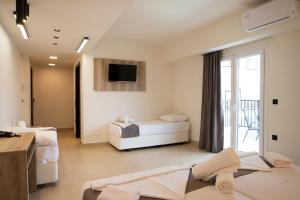 Postel nebo postele na pokoji v ubytování Dafni Plus Hotel