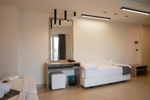 Postel nebo postele na pokoji v ubytování Dafni Plus Hotel