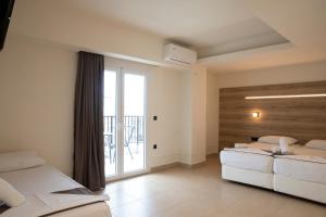 Postel nebo postele na pokoji v ubytování Dafni Plus Hotel