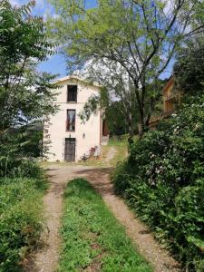 a dirt road leading to a white house at Stellaria casa vacanze in montagna panorama stupendo Sardegna in Seùlo