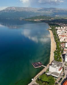 eine Luftansicht auf den Strand und das Wasser in der Unterkunft Hotel Enkelana in Pogradec