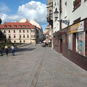 ulica miejska z wieżą zegarową i budynkami w obiekcie New Oldtown Apartment near St Martin Cathedral w Bratysławie