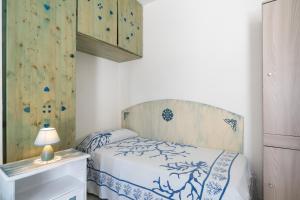 een slaapkamer met een bed en een houten wand bij Monolocale San Giovanni Posada in San Giovanni